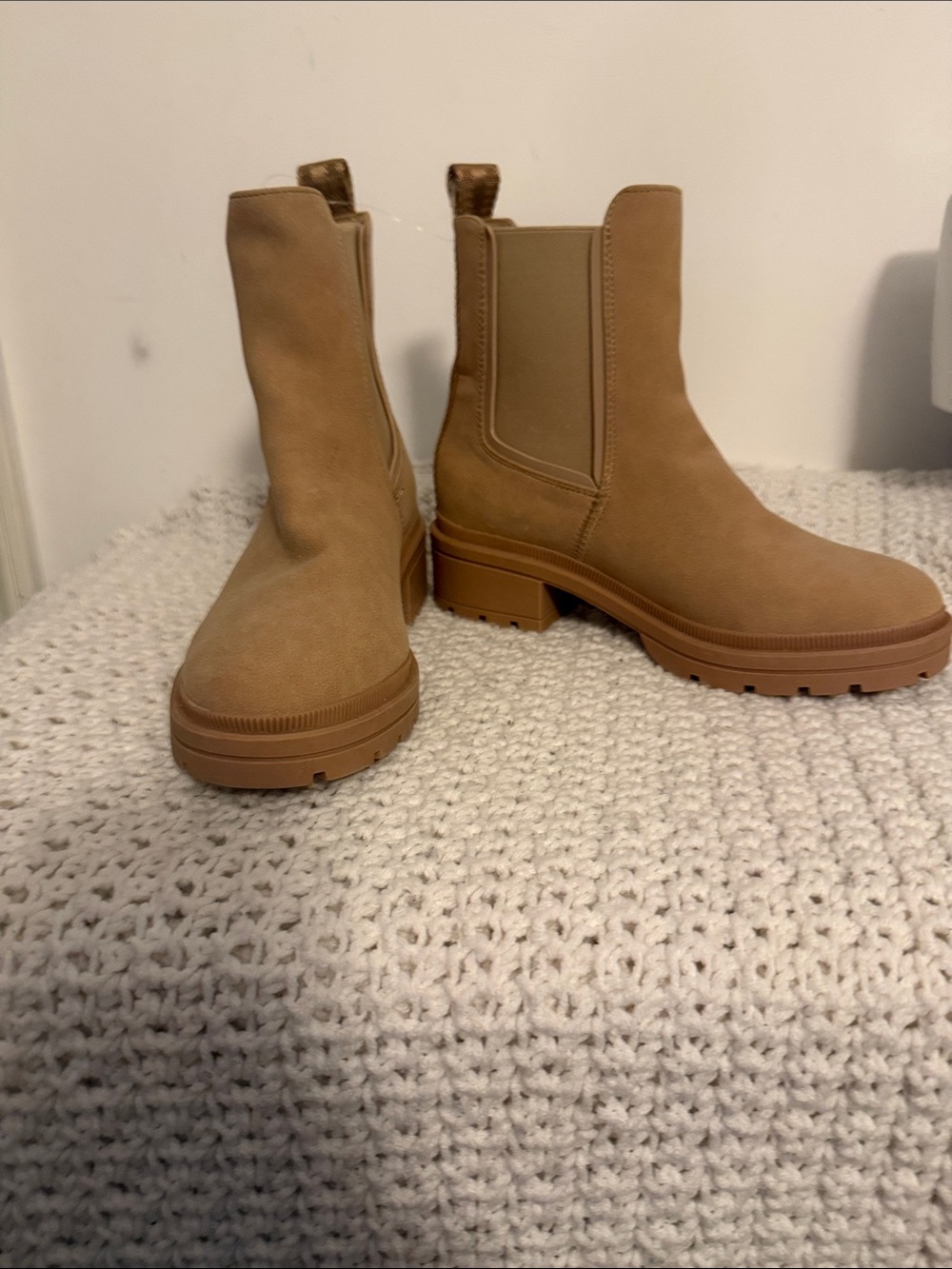 Rocket Dog women’s  Caramel Chelsea Lug platform Booties plush foam size 8